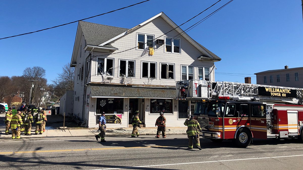 Police, Driver of Dumpster Truck Rescue People From Fire in Willimantic - Vimarsana News