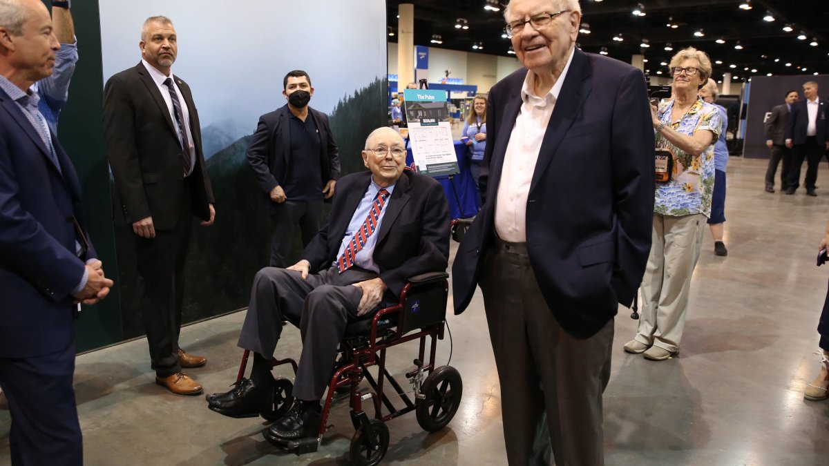 Berkshire Hathaway's Annual Meeting: Follow All the Action as Warren Buffett Takes the Stage - Vimarsana News