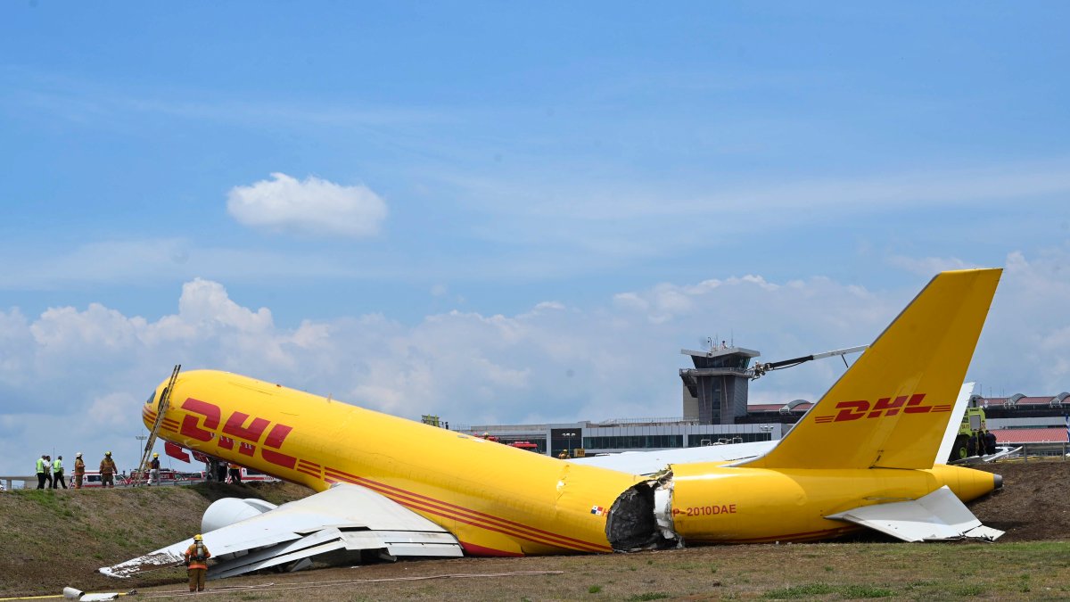 Cargo Jet Skids Off Runway, Splits In Half In Coast Rica – NBC Connecticut - Vimarsana News