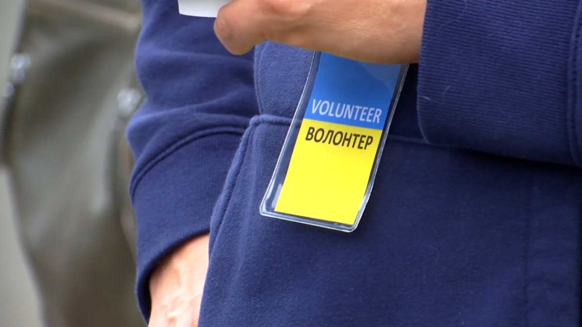 Large Groups of Volunteers Await Ukrainian Refugees at US-Mexico Border - Vimarsana News