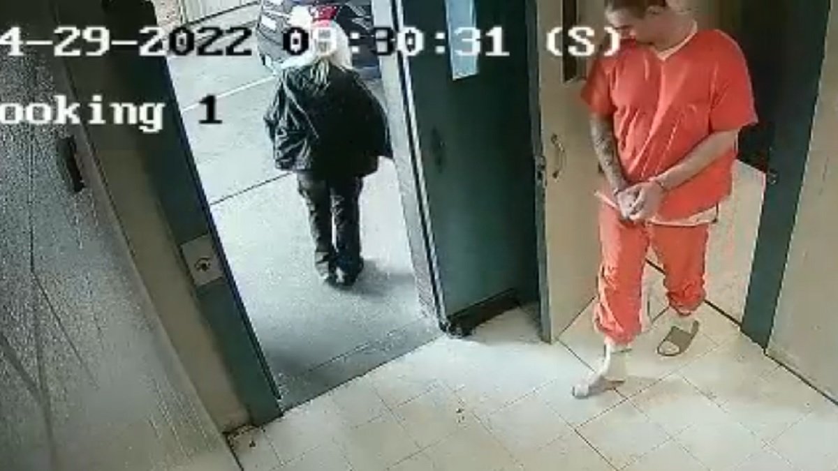 Escaped Inmate and Corrections Officer Had 2-Year Relationship: Police ...