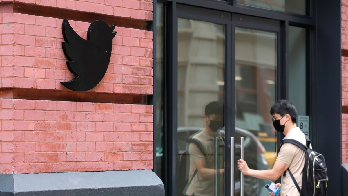 Twitter Freezing Hiring and Cutting Costs as Execs Depart - Vimarsana News