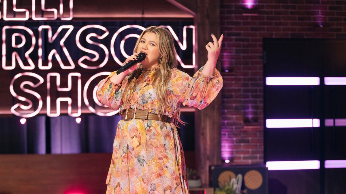 Kelly Clarkson Will Release an Album of 'Kellyoke' Covers — Here Are the Songs – NBC Connecticut - Vimarsana News