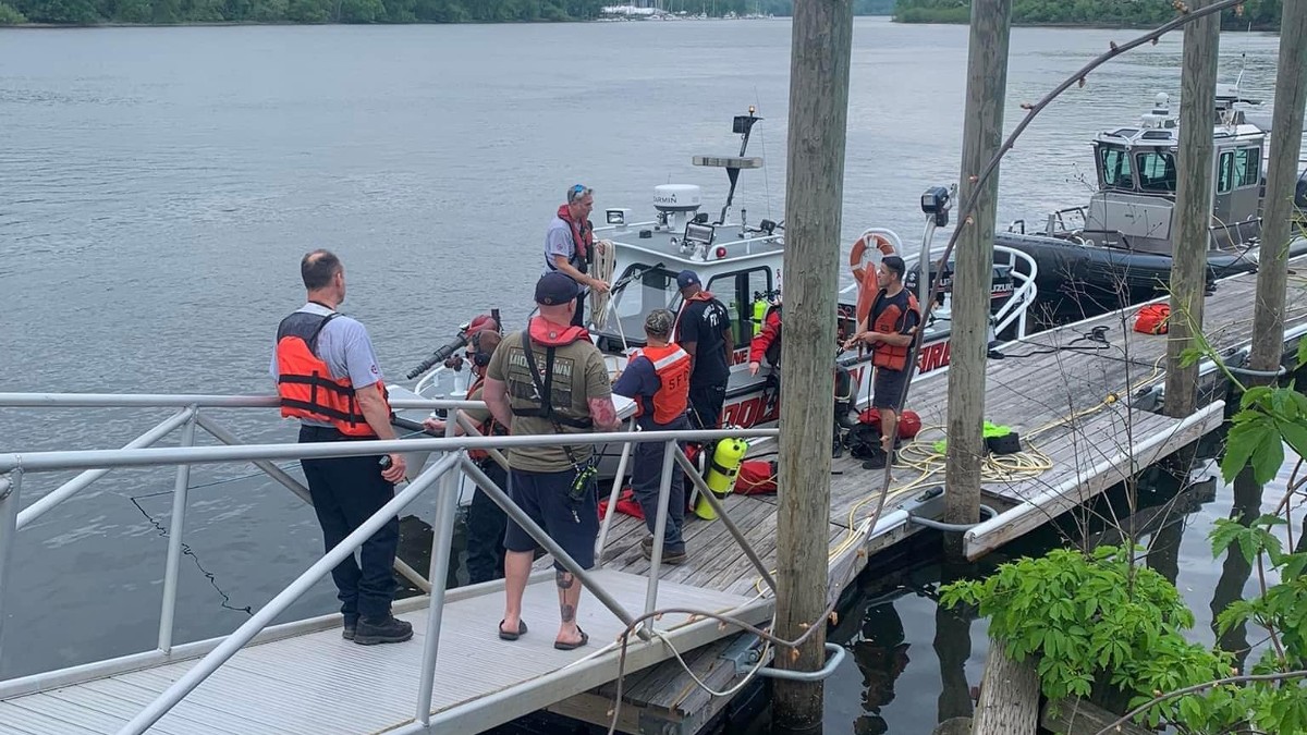 Person Rescued After Vehicle Drives Into Conn. River in Middletown(01)