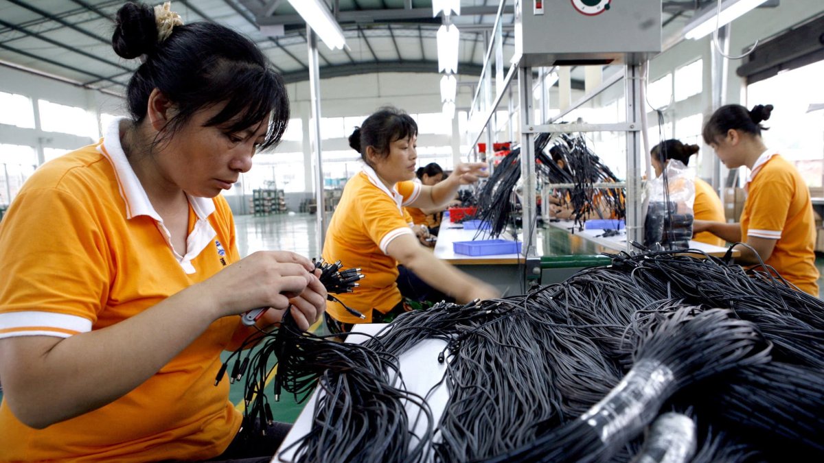Chinese Manufacturing Orders Decline by 20-30%, According to Shippers, as Consumers Pull Back on Buying Goods - Vimarsana News
