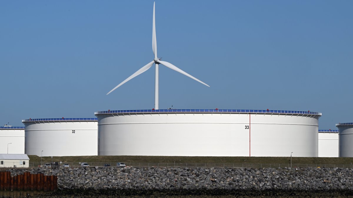 Gas Or Renewables? With the World in an Unprecedented Energy Crisis, Top CEOs Are Searching for Solutions - Vimarsana News