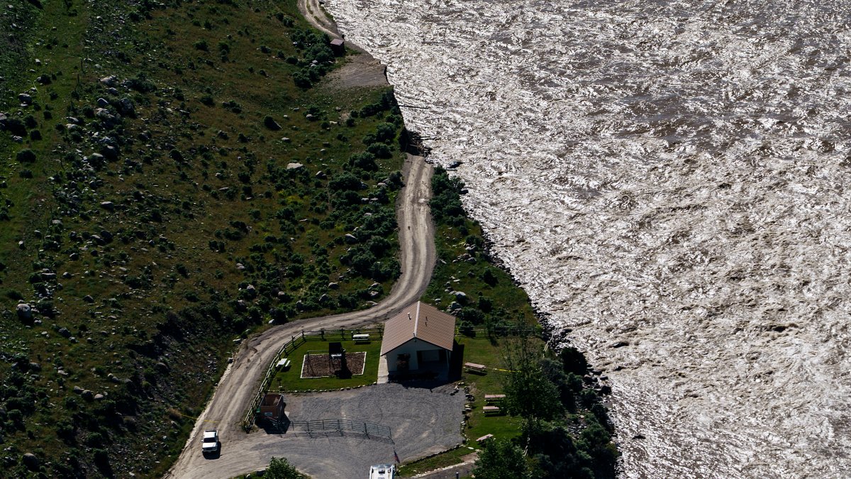 Yellowstone Flood Causes Gateway Towns to Become Dead Ends – NBC Connecticut - Vimarsana News