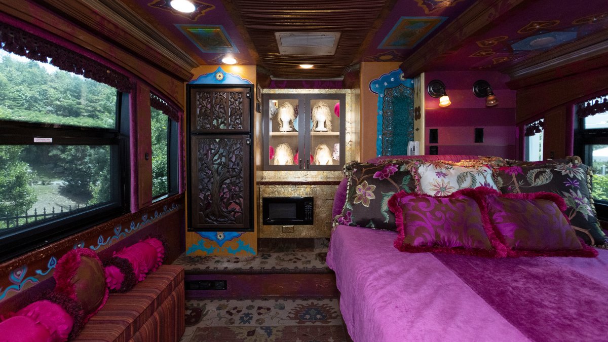 See Inside Dolly Parton’s Tour Bus Available for Overnight Bookings See Inside Dolly Parton’s Tour Bus Available for Overnight Bookings