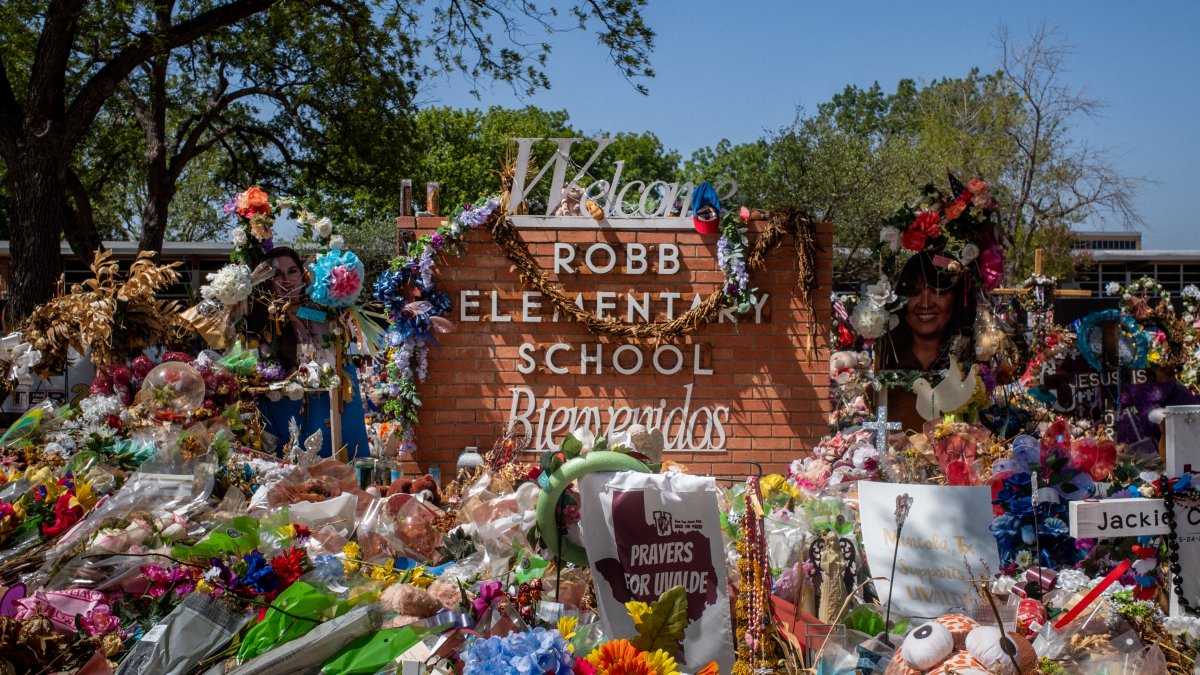 Deputy: 2 Officers Had Chance to Shoot Uvalde School Gunman - Vimarsana News