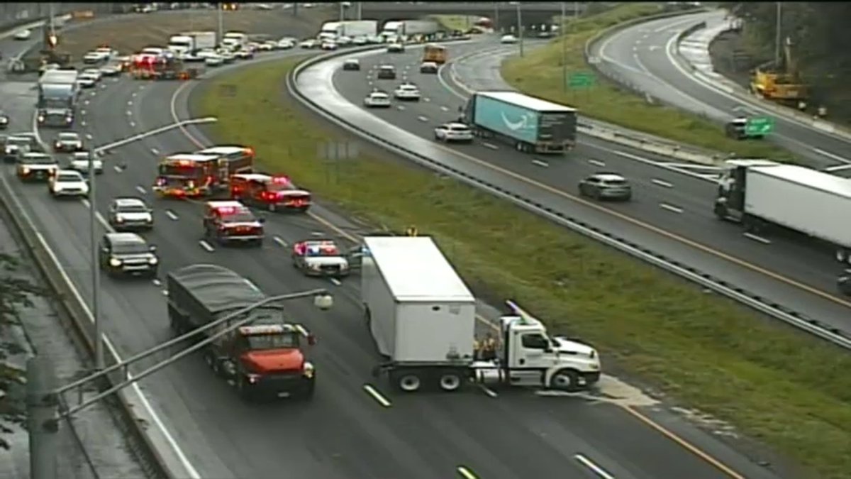 Jackknifed Truck Causes Delays on I-84 East in West Hartford - Vimarsana News