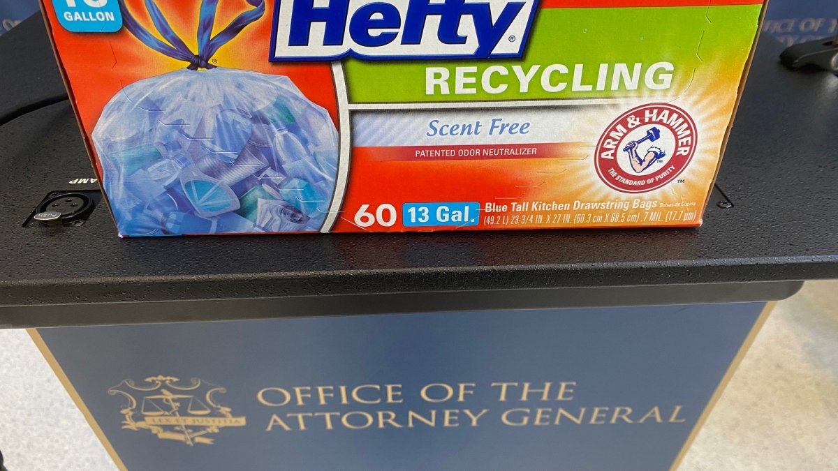 https://media.nbcconnecticut.com/2022/06/hefty-garbage-bags-lawsuit.jpg?quality=85&strip=all&resize=1200%2C675