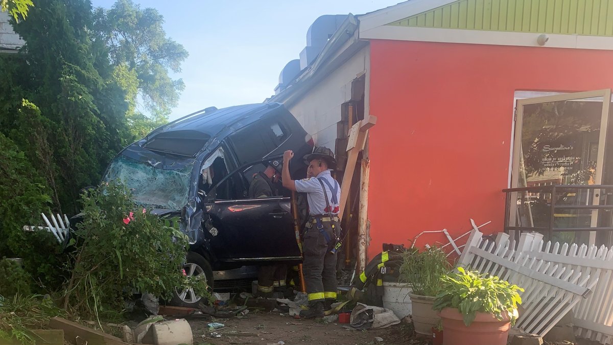 Driver Seriously Injured After Crashing Into Building in New Haven - Vimarsana News