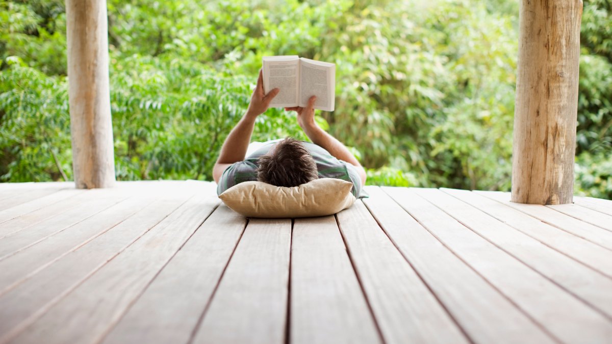 3 Inspirational Books Everyone Should Read This Summer, According to Life Coaches - Vimarsana News