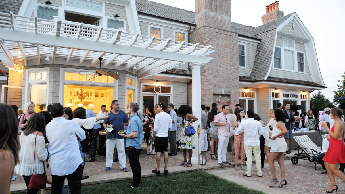 New York's Ritzy Hamptons Plays Host to Over a Dozen Political Fundraisers This Month as Midterms Approach - Vimarsana News