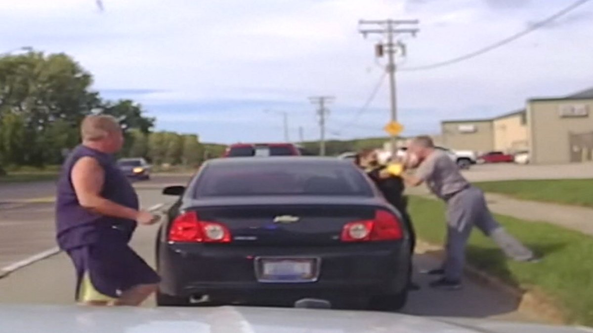 Watch: Man Scuffling With Officer Tackled by Good Samaritan – NBC Connecticut - Vimarsana News