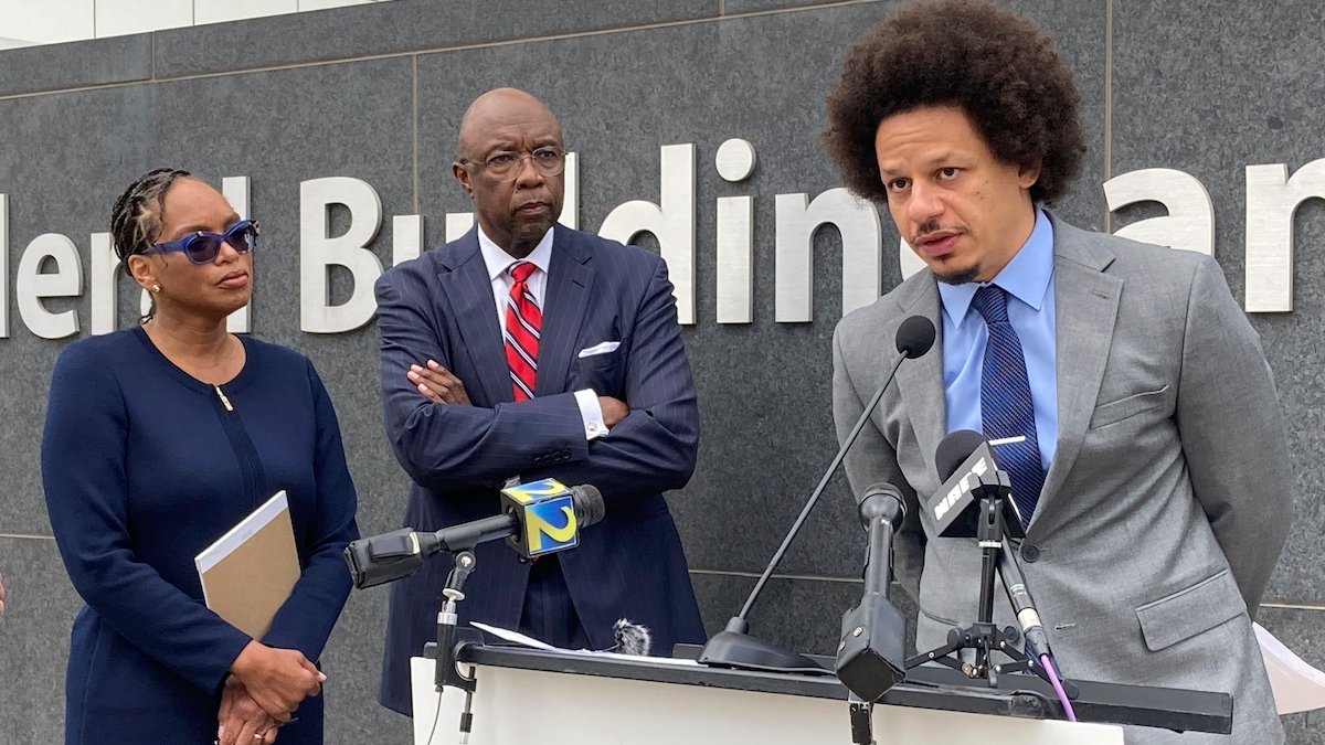 Eric André, Clayton English Sue Clayton Police Over Drug Search at Atlanta Airport – NBC Connecticut - Vimarsana News