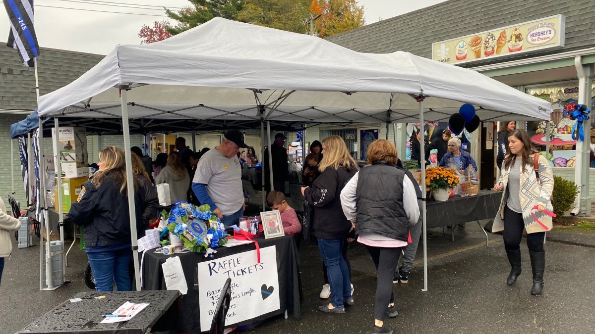 Hundreds Turn Out to Help Bristol Police, Families of Fallen Officers - Vimarsana News