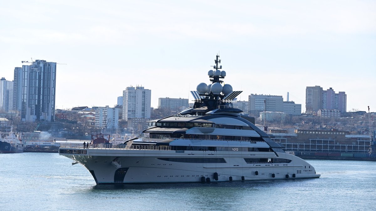 $500M Yacht Owned by Russian Billionaire Docks in Hong Kong Amid Sanctions - Vimarsana News