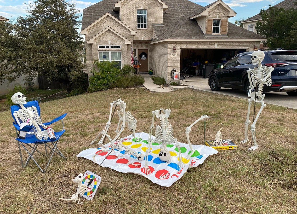 Texas Family Changes Halloween Skeleton Display Daily in October – NBC Connecticut - Vimarsana News