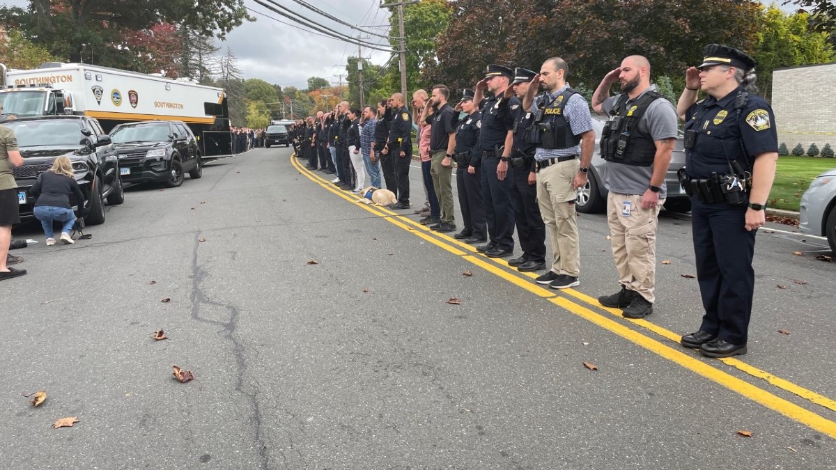 Police Departments Pay Tribute After Deaths Of 2 Police Officers   Salute For Bristol Officers 101322 