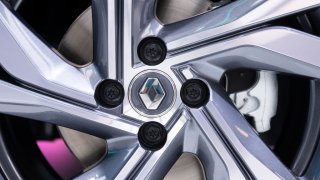 The Renault logo photographed in Munich, Germany, on Sept. 12, 2021. This week, the firm announced a partnership with China’s Geely centered around ICE and hybrid powertrains.