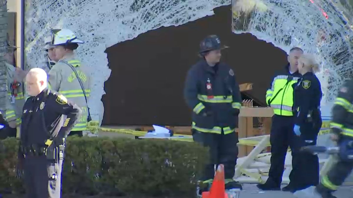 Hingham MA Apple Store Crash: 1 Dead, 17 Hurt – NBC Connecticut - Vimarsana News
