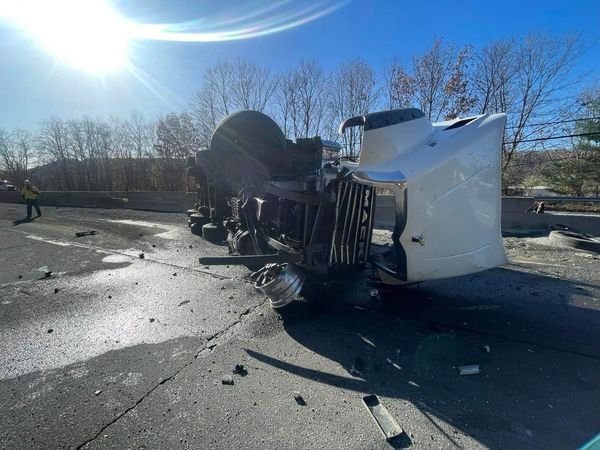 Crash Closes Route 8 South in Beacon Falls - Vimarsana News