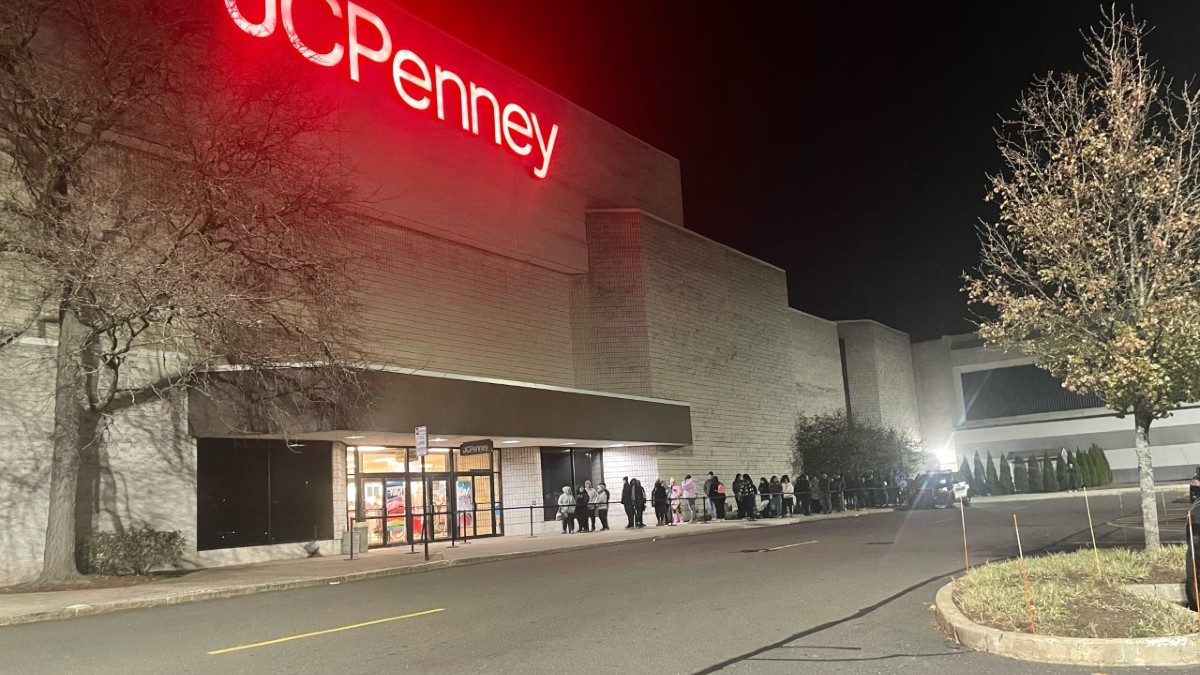 Hundreds of shoppers flock to Connecticut malls for Black Friday