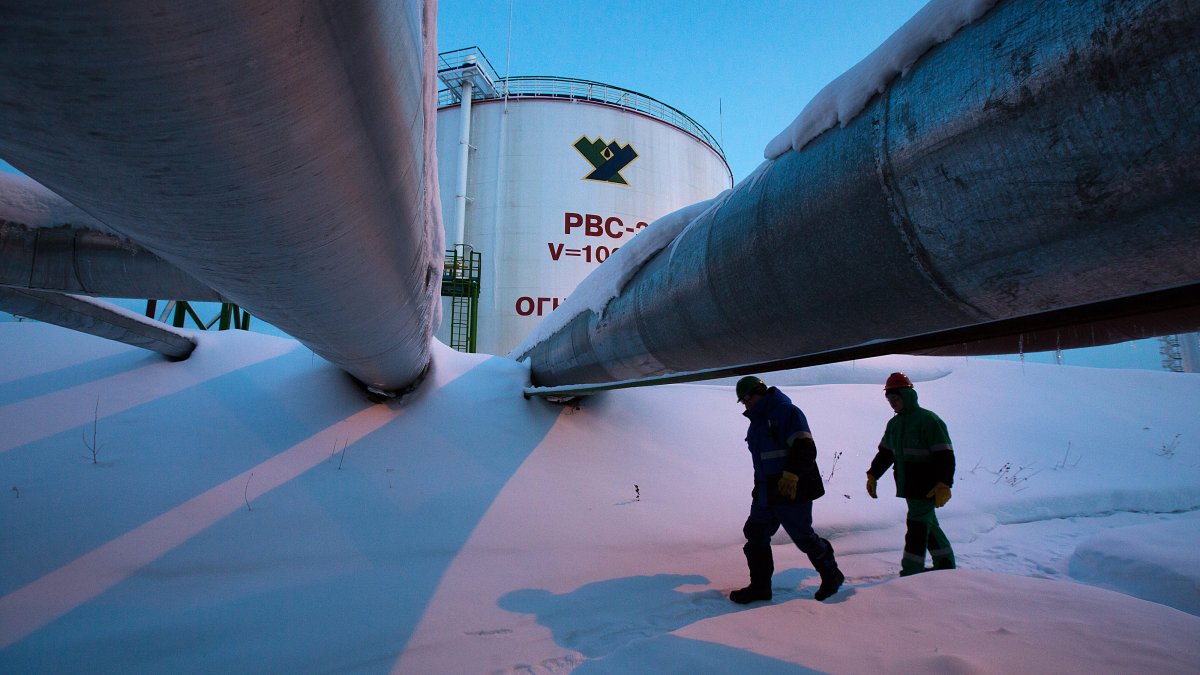 Tankers Seen Heading to Russia as Oil Price Cap Goes Into Effect on Exports - Vimarsana News