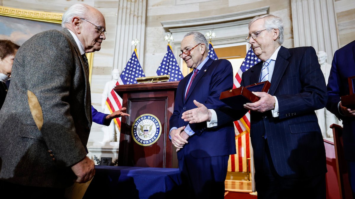 Officers Who Defended Us Capitol On Jan 6 Receive Congressional Gold Medals Nbc Connecticut 