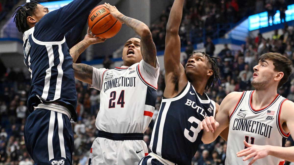 Hawkins, Sanogo Lead No. 15 UConn to 86-56 Rout of Butler - Vimarsana News