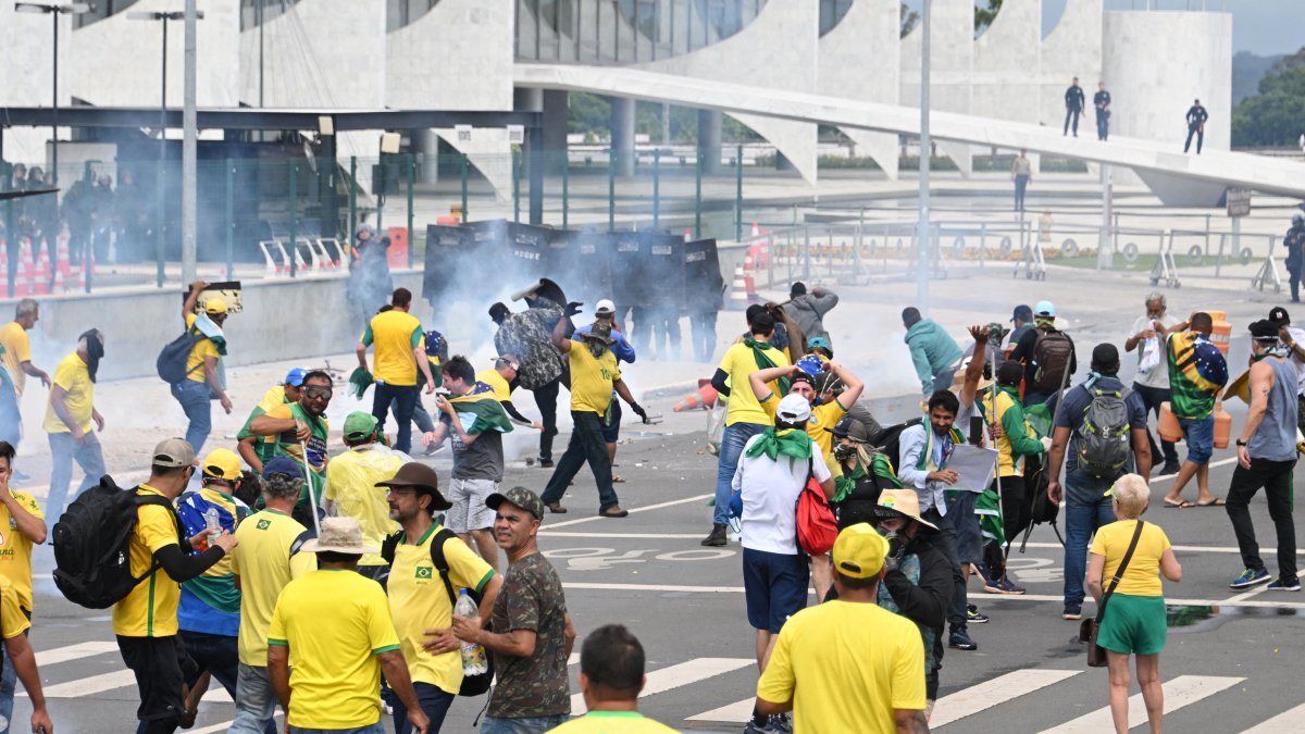 Apoiadores de Bolsonaro invadem o Congresso brasileiro na capital – NBC Connecticut