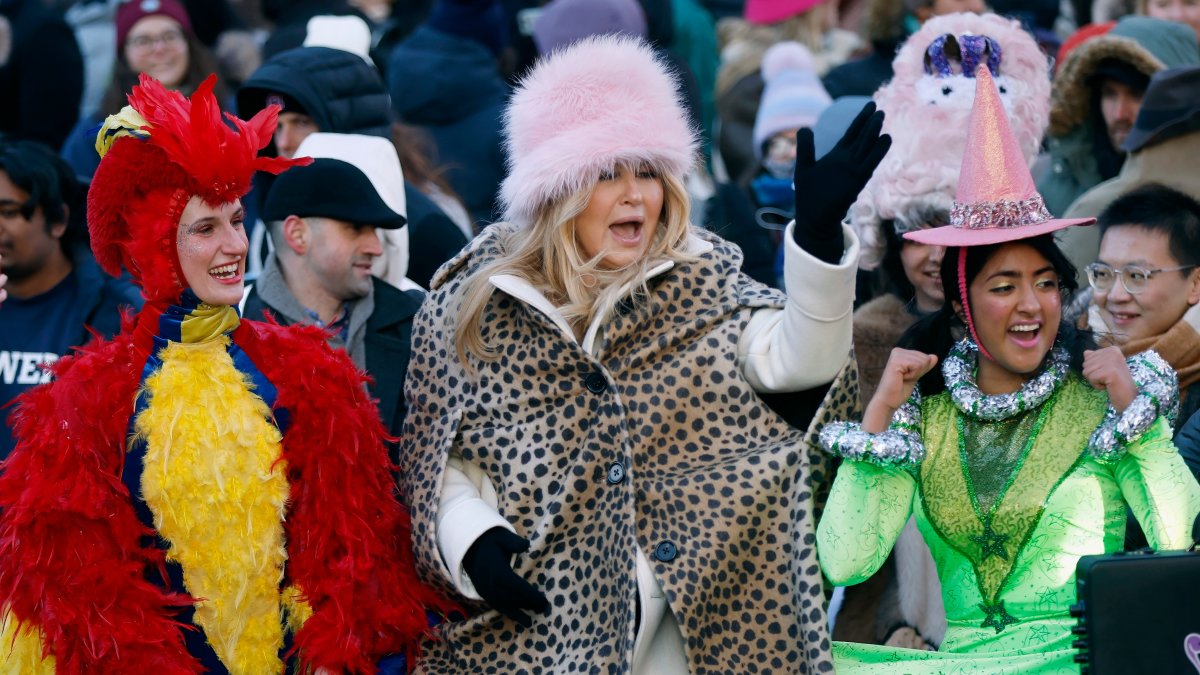 Hasty Pudding Celebrates Jennifer Coolidge as its Woman of the Year – NBC Connecticut - Vimarsana News