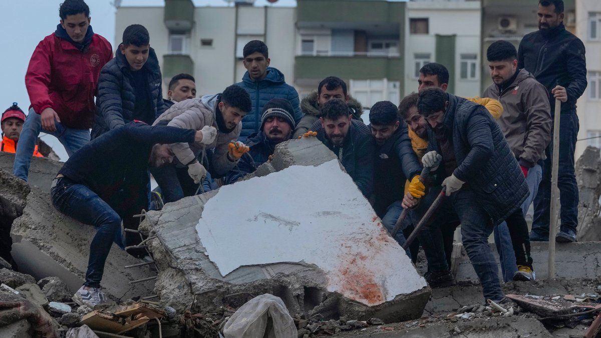 Deadly Earthquakes Desperate Rescuers Work in Turkey, Syria NBC