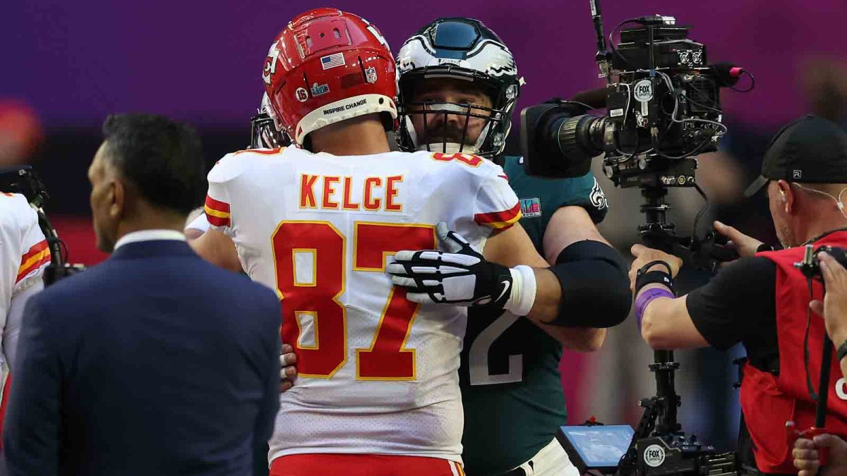 Jason Kelce Enjoys Snack While Brother Travis Kelce Scores Touchdown
