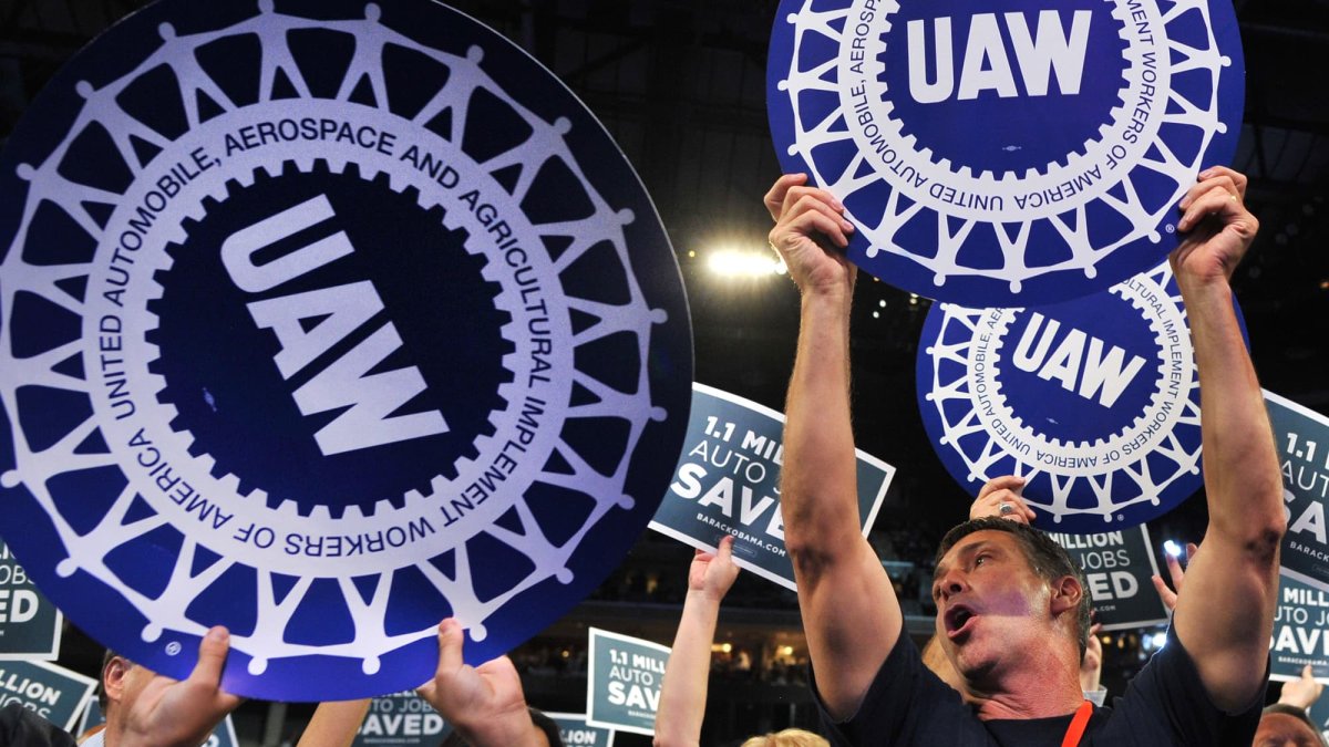 UAW Members Elect Reform President, Ousting Incumbent, Ahead of Crucial Auto Negotiations - Vimarsana News