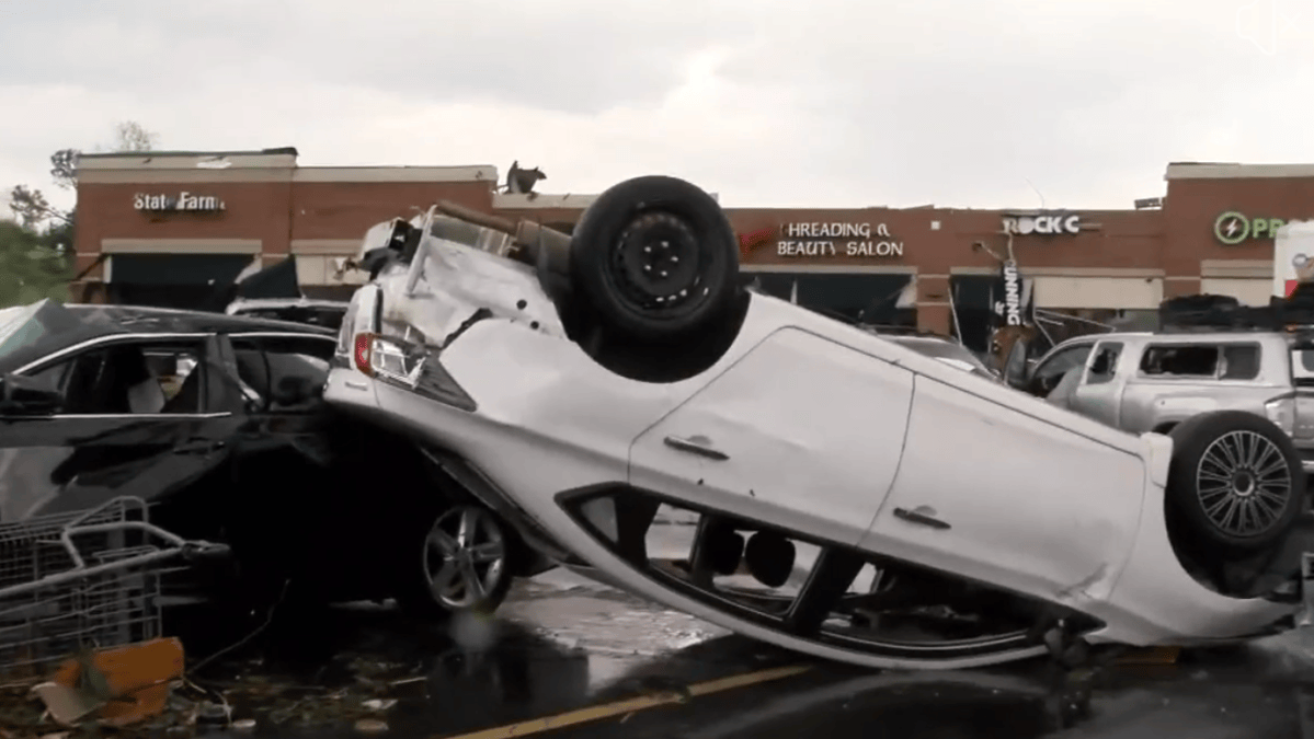 Tornado Slams Little Rock, Smashes Rooftops, Flips Vehicles – NBC Connecticut - Vimarsana News