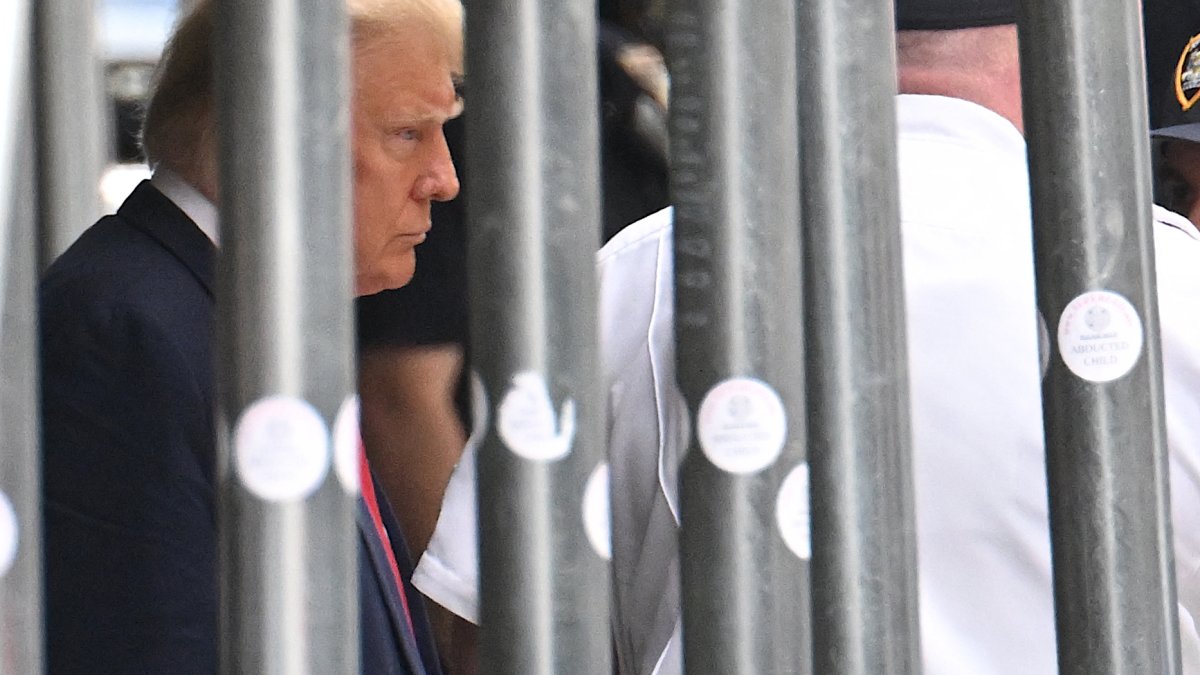 Trump Mugshot: No, It Doesn't Exist, But Campaign Selling T-Shirts With Mugshot On It – NBC Connecticut - Vimarsana News