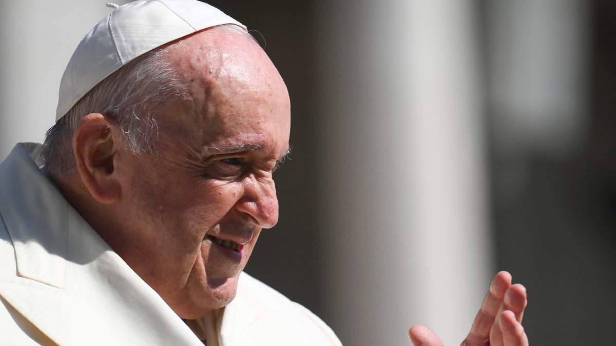Pope Francis Visits Hungary Amid Diverging Views on Migrants, War – NBC Connecticut - Vimarsana News