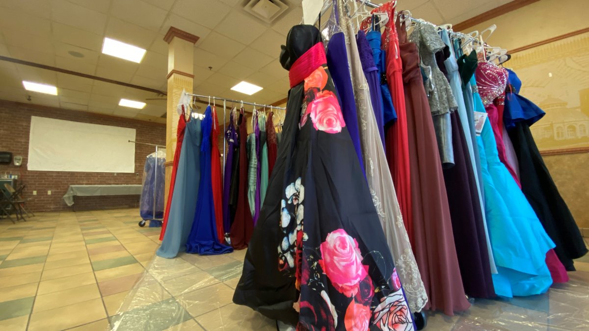 West Haven Cheerleaders Collect Prom Apparel to Give to Students In Need - Vimarsana News