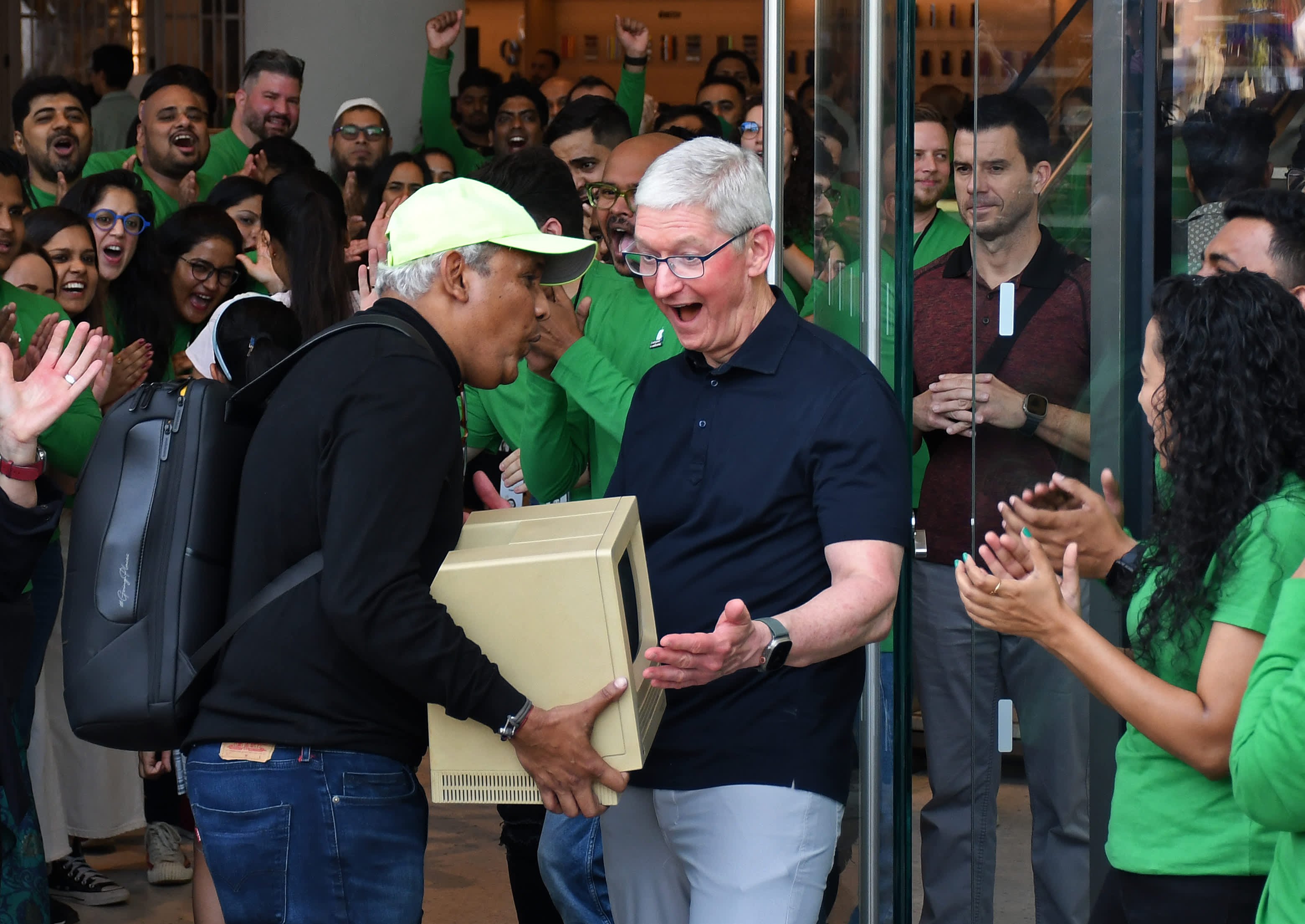 Apple Expected to Announce $90 Billion in Buybacks and Dividends When It Reports Earnings - Vimarsana News