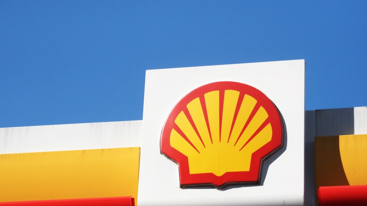 Oil Giant Shell Braces for Shareholder Revolt Over Climate Plans After Record Profits - Vimarsana News