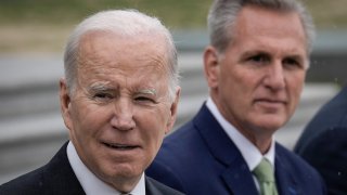 President Joe Biden (l.) and House Speaker Kevin McCarthy