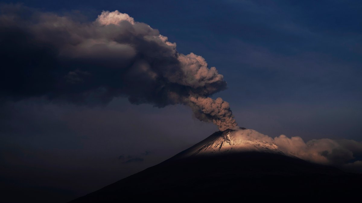 Volcán Popocatépetl detiene vuelos en Ciudad de México en medio de erupción – Telemundo Nueva Inglaterra