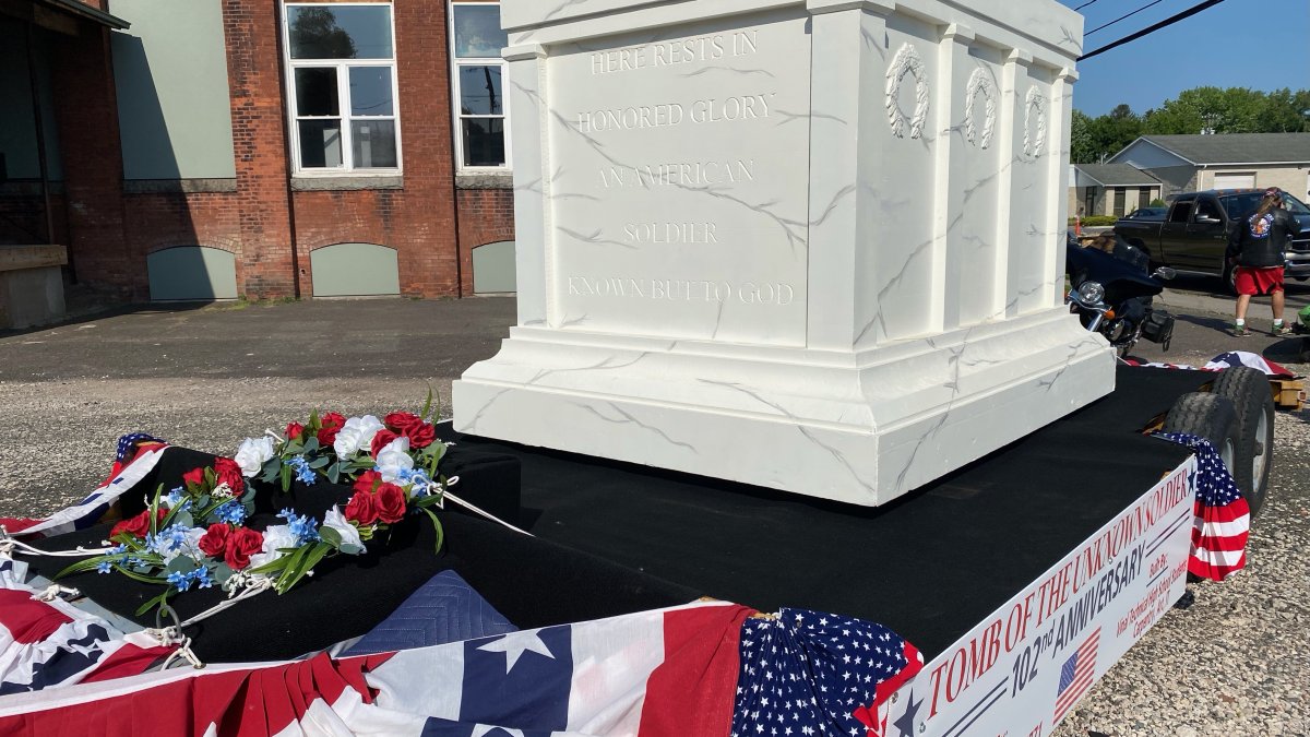 Tomb of the Unknown Soldier Replica Made by Students on Float During Middletown Parade - Vimarsana News