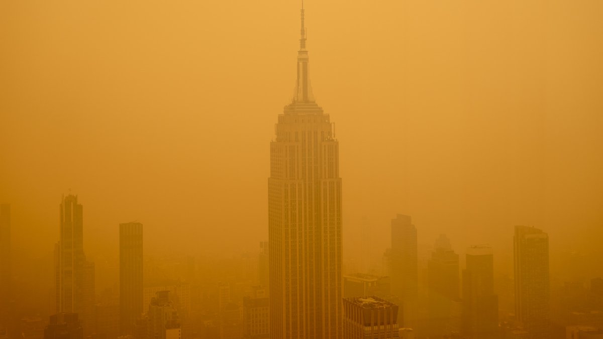 Some Delivery Workers Biked 50 Miles in the Thick of the NYC Wildfire Smog: 'It's an Ominous Feeling' – NBC Connecticut - Vimarsana News