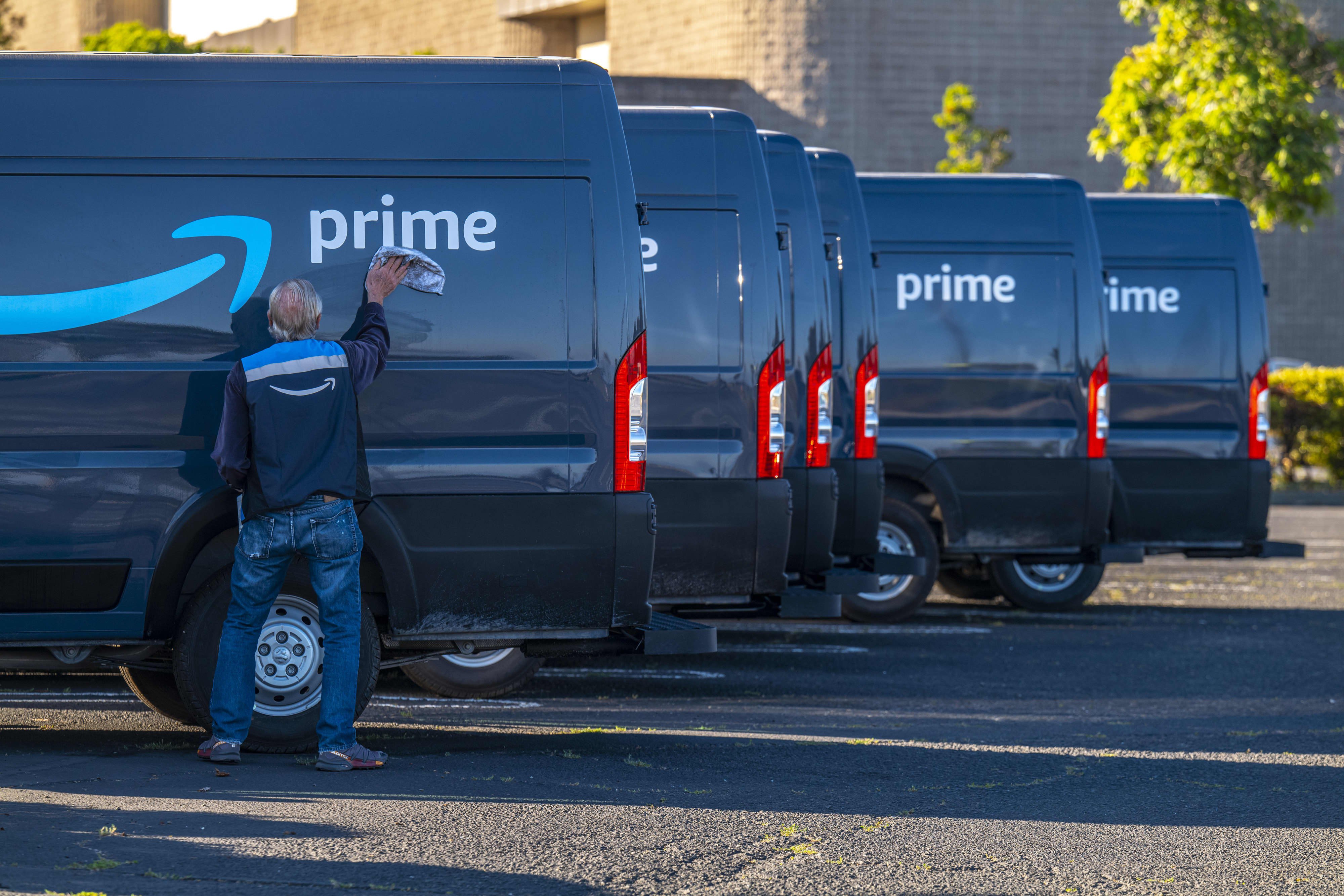 Amazon sees decline in carbon emissions for the first time - Vimarsana News