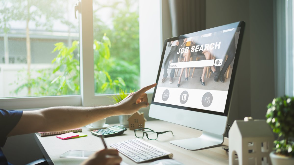 A Career Coach's 4-Step Guide to Using ChatGPT and LinkedIn for a Successful Job Hunt - Vimarsana News