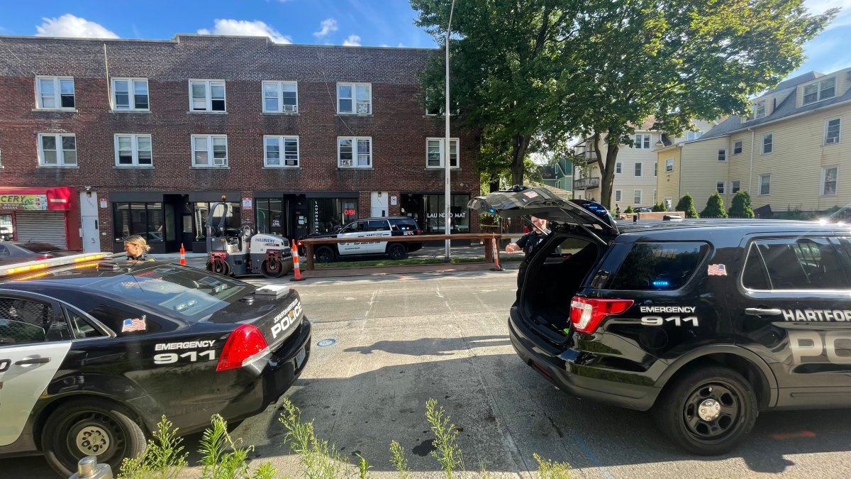 La mère d’un garçon tombé d’une fenêtre à Hartford, dans le Conn, arrêtée  – NBC Nouvelle-Angleterre