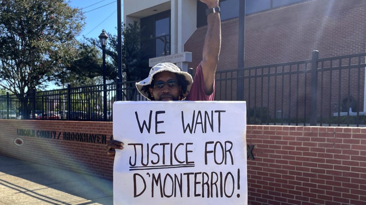 Judge declares mistrial for 2 white men charged in attack on Black FedEx driver – NBC Connecticut - Vimarsana News